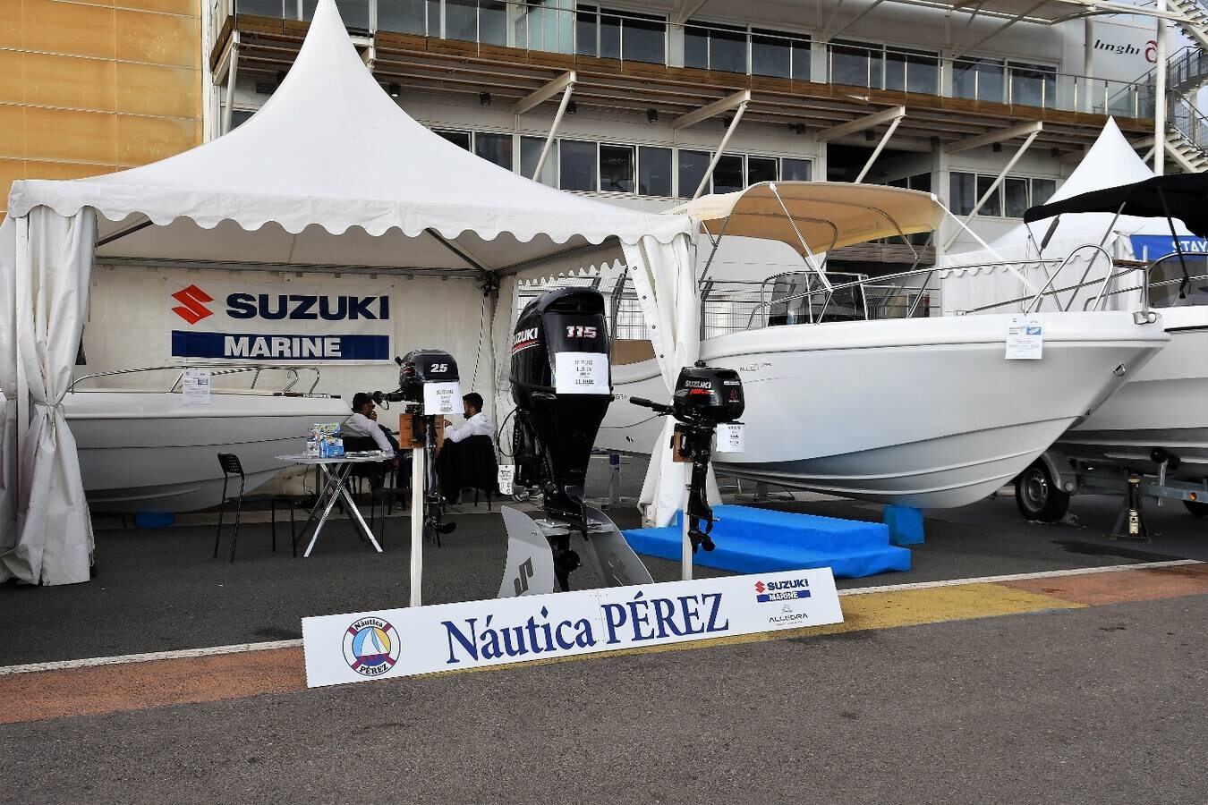 El salón náutico, que se inauguró el miércoles y se clausurará el domingo día 5 con una jornada de puertas abiertas, confirma su pujanza con más expositores, ventas y visitas de compradores en la Marina de Valencia