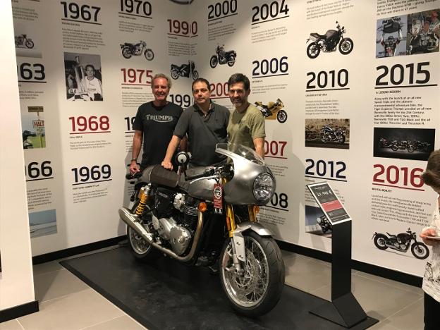 La dirección de Triumph Valencia junto a la nueva Thruxton.