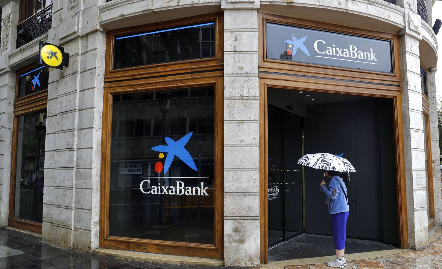 7 de octubre. Caixabank anuncia el traslado de su sede social a Valencia. En la imagen, una oficina de la entidad catalana en la capital de la Comunitat. La fuga de grandes empresas comenzó el 5 de octubre. A finales de mes, ya eran más de 1.800 grandes firmas las que habían abandonado Cataluña.