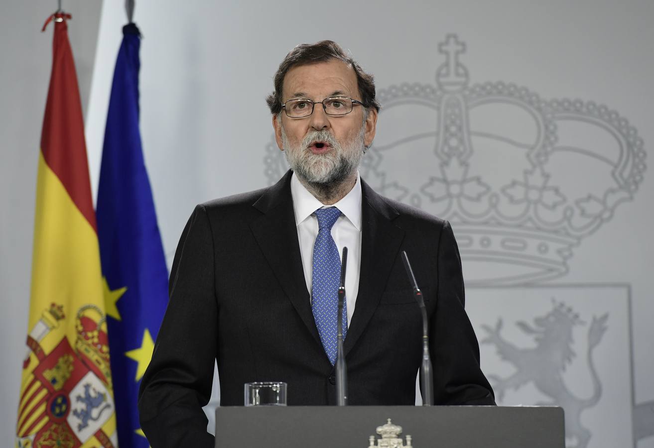 27 de octubre. Disolución del Govern. Mariano Rajoy comparece para explicar la destitución del Gobierno autonómico de Cataluña y la convocatoria de elecciones el 21 de diciembre, en aplicación del artículo 155 de la Constitución. 