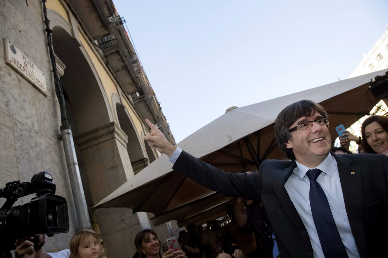 28 de octubre. Puigdemont, ajeno al 155. El presidente cesado de la Generalitat de Cataluña, Carles Puigdemont, a su salida de un restaurante de Girona, situado en la céntrica Plaza del Vi, donde se ubica el ayuntamiento, después de haber efectuado a través de TV3 una "declaración institucional" desde esta ciudad para pedir "paciencia, perseverancia y perspectiva" a los catalanes.