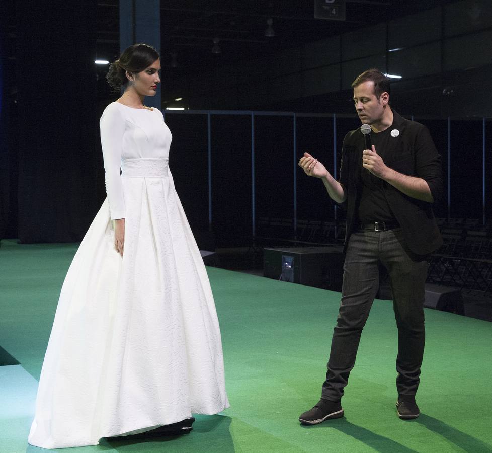 La vicepresidenta del Consell, Mónica Oltra, ha visitado la feria Fiesta y Boda y se ha probado una pieza de indumentaria valenciana en un expositor.