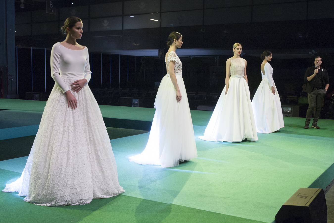 La vicepresidenta del Consell, Mónica Oltra, ha visitado la feria Fiesta y Boda y se ha probado una pieza de indumentaria valenciana en un expositor.
