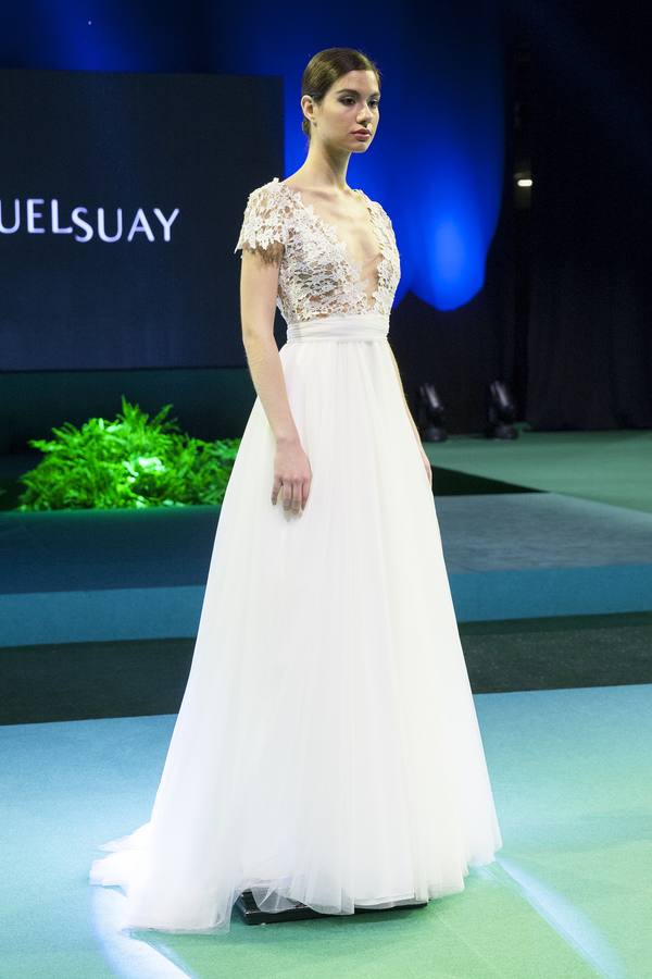 La vicepresidenta del Consell, Mónica Oltra, ha visitado la feria Fiesta y Boda y se ha probado una pieza de indumentaria valenciana en un expositor.