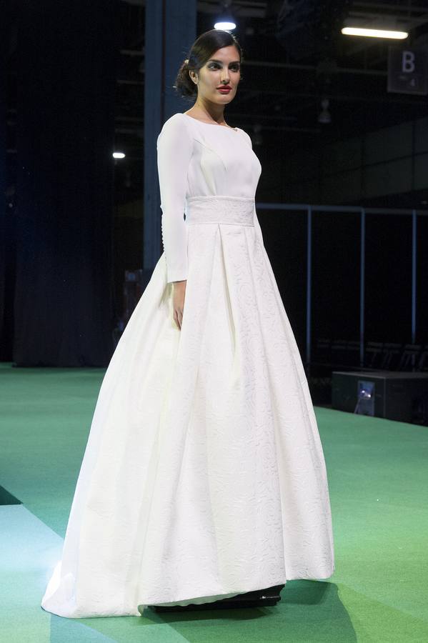 La vicepresidenta del Consell, Mónica Oltra, ha visitado la feria Fiesta y Boda y se ha probado una pieza de indumentaria valenciana en un expositor.