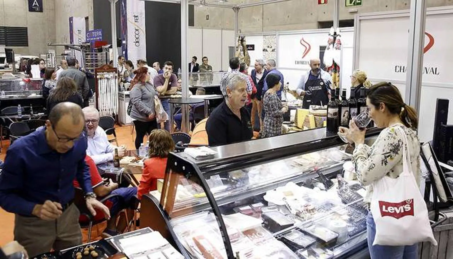 La feria Gastrónoma celebra en 2017 su tercera edición con catas, exhibiciones gourmet ('showcookin'), degustaciones y talleres de cocina para niños.