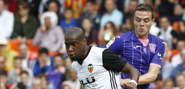 Kondogbia pelea con Eraso durante el Valencia-Leganés. 