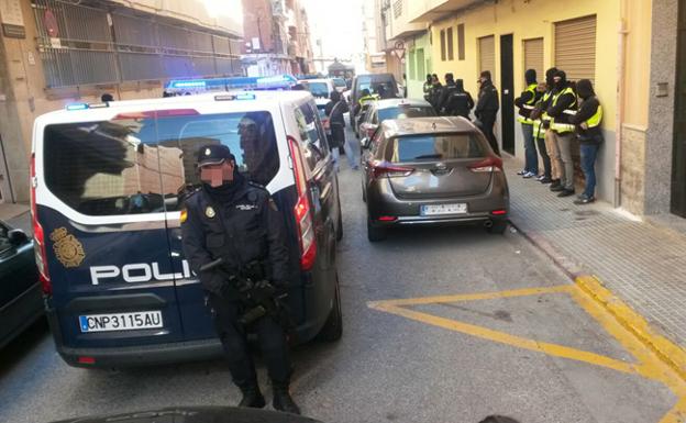 Agentes de policía, en la operación antiterrorista de esta mañana en Sagunto.