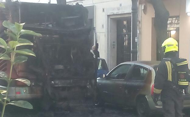 Bomberos trabajan para apagar el fuego del autobús.