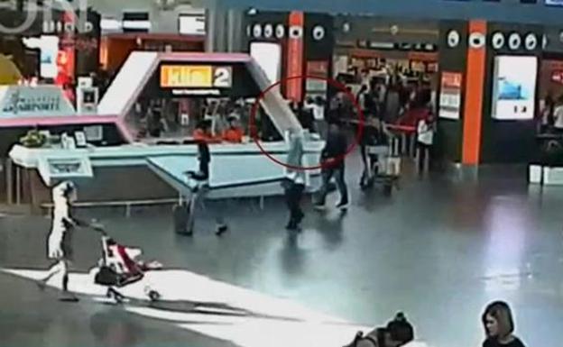 Imágenes del aeropuerto donde se ve a Kim Jong-nam junto a una mujer.