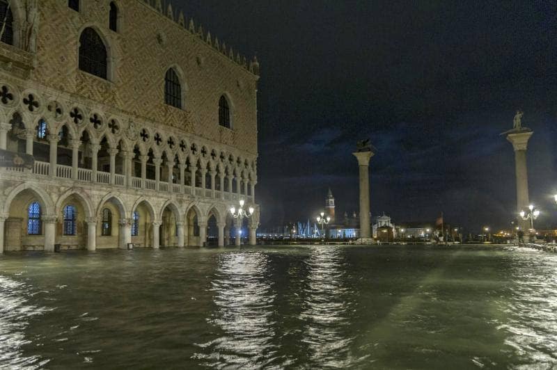 Vista de la Plaza de San Marcos inundada a causa de la primera "acqua alta", o subida de la marea del año, en Venecia (Italia).