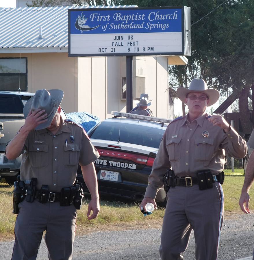 Fotos del tiroteo ocurrido en la primera iglesia Bautista de la localidad de Sutherland Springs, en el estado de Texas, Estados Unidos. Aproximadamente, murieron 26 personas y otras 20 resultaron heridas. 