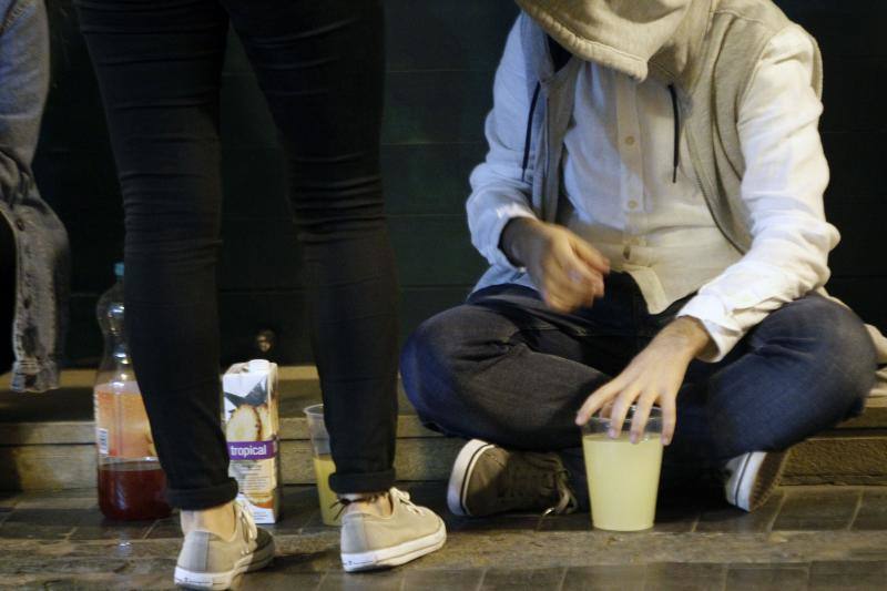 La factura del botellón: cientos de menores en urgencias y 1.500 alcohólicos cada año