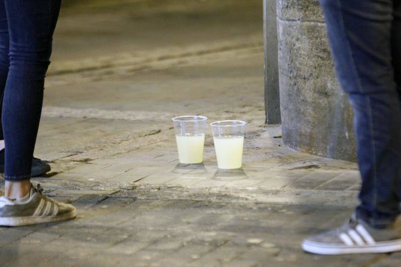 Dos jóvenes, durante uno de los botellones celebrados en Valencia. 