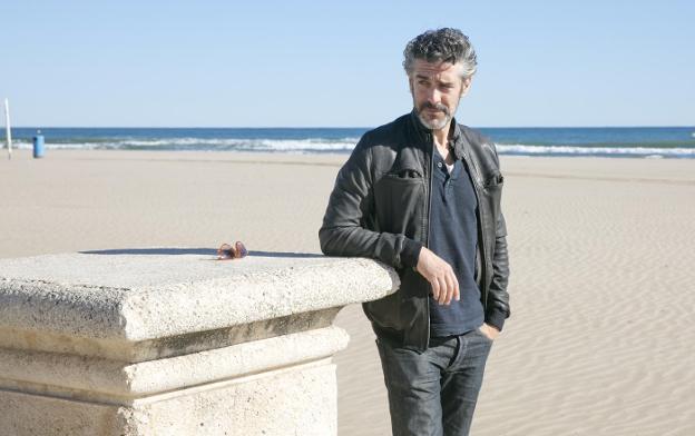 El actor Leonardo Sbaraglia, ayer en la playa de la Malvarrosa. 