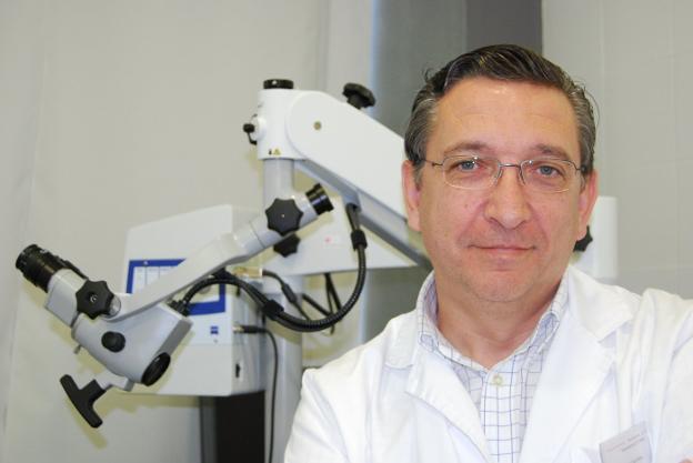 El doctor Colio, jefe del servicio del ORL del Hospital de Dénia