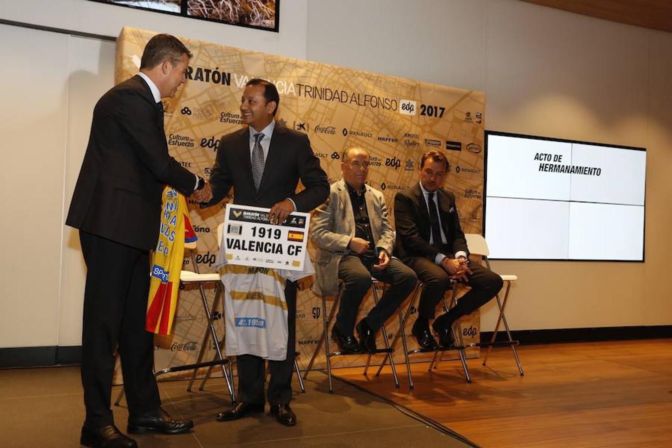 Estas son las imágenes del acto de hermanamiento que se celebró ayer entre el Maratón y el Valencia CF, Levante UD, Villarreal CF y Valencia Basket