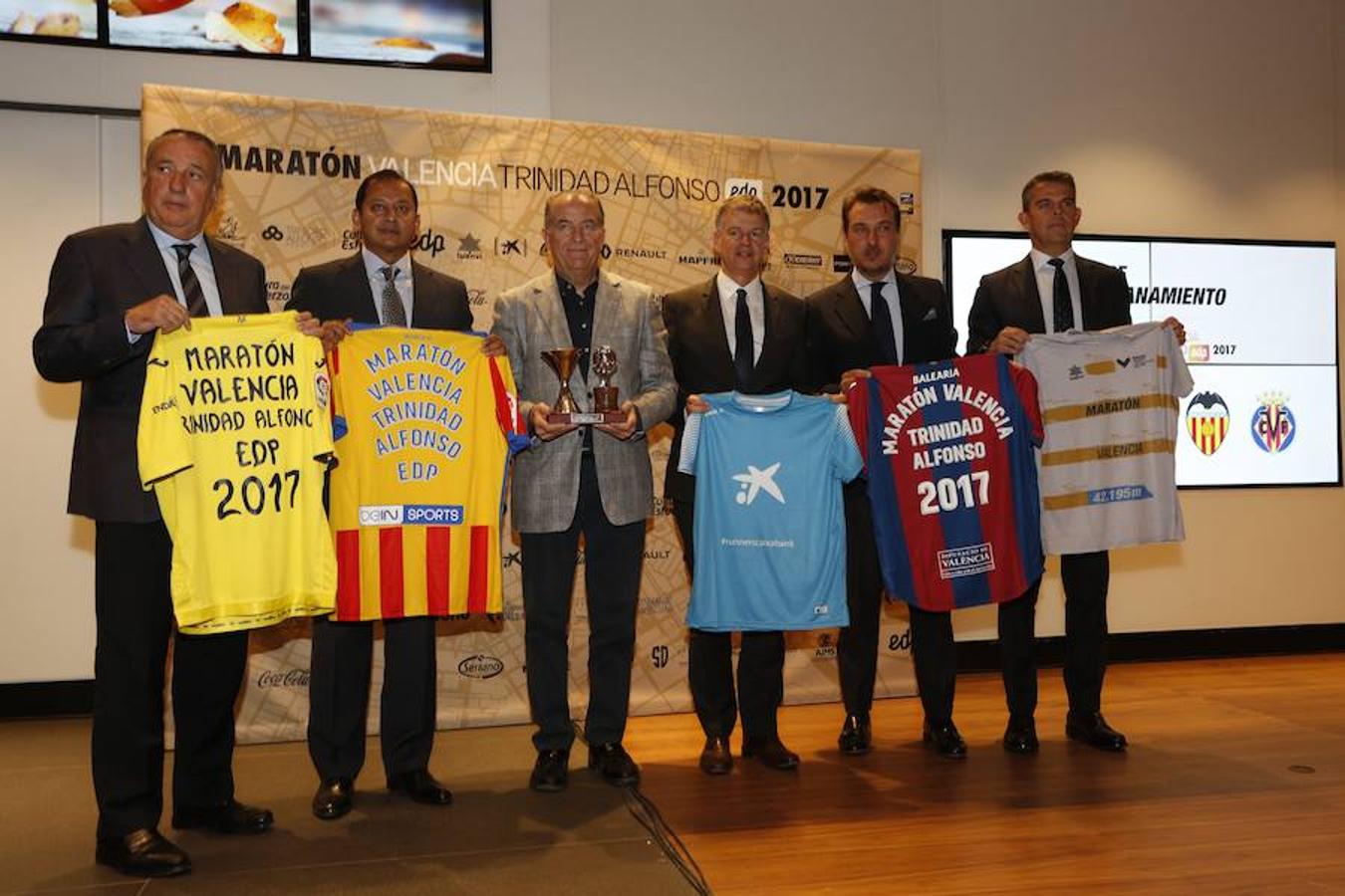 Estas son las imágenes del acto de hermanamiento que se celebró ayer entre el Maratón y el Valencia CF, Levante UD, Villarreal CF y Valencia Basket