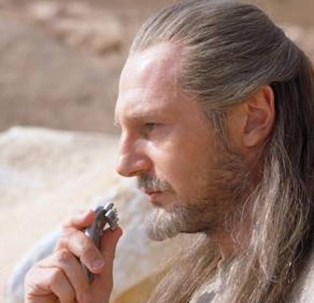 Qui-Gon Jinn con el comunicador en una escena de la saga.