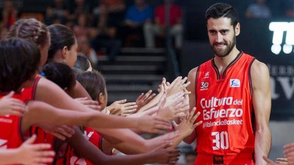 España convoca a cuatro jugadores del Valencia Basket pese a saber que no acudirán. Sastre: «Es un orgullo ir convocado con España pero hay que jugar con Valencia»