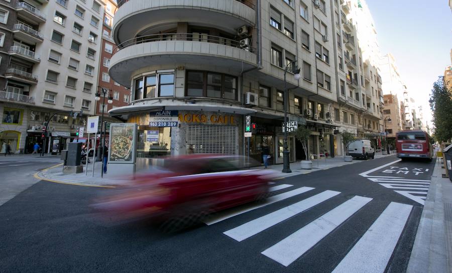 Coche accediendo a la calle San Vicente de Valencia.