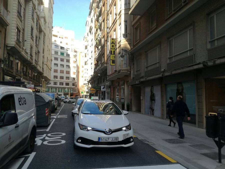 Taxi en la calle Padilla de Valencia.