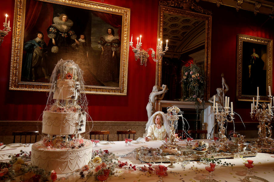 La actriz Carole Copeland, posa vestida de la señorita Havisham, durante una recreación de escenas de las historias clásicas de Charles Dickens en Bakewell, Inglaterra.