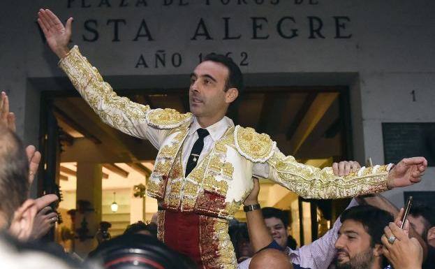 El torero Enrique Ponce ha sido galardonado hoy con el Premio Nacional de Tauromaquia, que concede el Ministerio de Educación, Cultura y Deporte, por su "brillante temporada", en la que ha alcanzado "éxitos incontestables" y una "trayectoria excepcional" de más de 27 años "como gran figura del toreo".