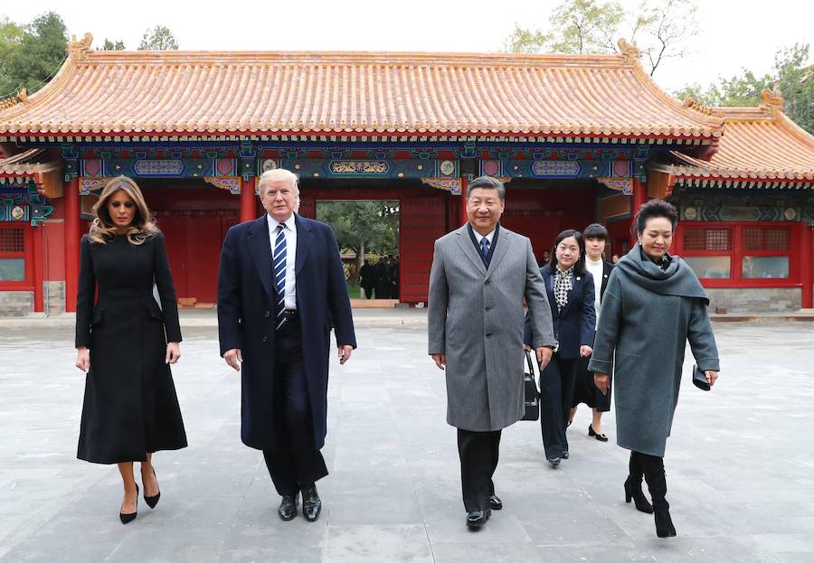 El presidente de EE.UU., Donald J. Trump (2º izq), y su esposa Melania (izq), visitan la Ciudad Prohibida acompañados por el presidente chino, Xi Jinping (2º dcha), y su esposa Peng Liyuan, en Pekín (China) hoy, 8 de noviembre de 2017.