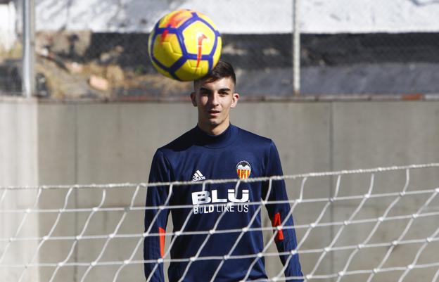 Como uno más. Ferran observa el balón en el entrenamiento. 