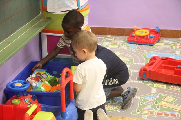 Dos alumnos de Educación Infantil juegan en clase. 