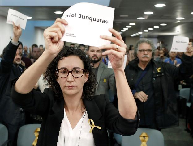 La secretaria general de ERC, Marta Rovira, vota a favor de que Junqueras encabece la lista. 