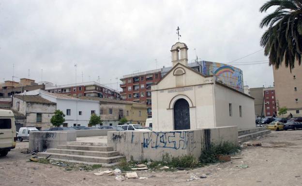 El descuidado entorno de la ermita en 2012.