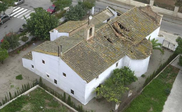 Imagen de la ermita en 2003, con desperfectos en el tejado.