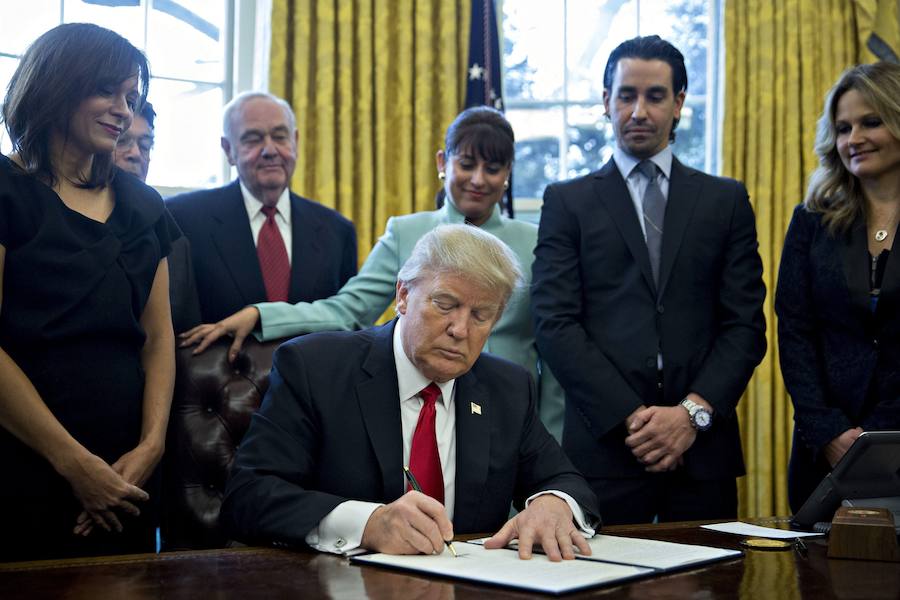 Trump firma una orden ejecutiva para reducir las trabas administrativas para las pequeñas empresas en el Despacho Oval de la Casa Blanca en Washington el 30 de enero de 2017. Fue una de sus primeras medidas.