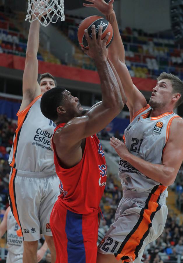 El Valencia Basket sufrió una contundente derrota (94-67) en sexta jornada de la Euroliga en la pista del CSKA de Moscú. En la imagen, el jugador de CSKA de Moscú Kyle Hines (centro) se enfrenta a Damjan Ruderz (izq.) y Tibor Pleiss (dcha.), del Valencia Basket, durante su partido de Euroliga.