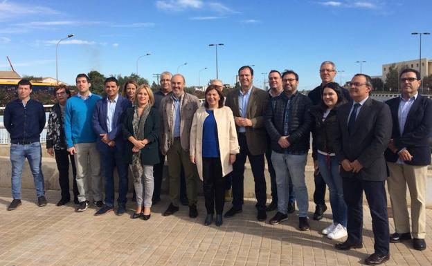 Foto de familia en la rotonda de salida a la V-21 por la avenida Cataluña