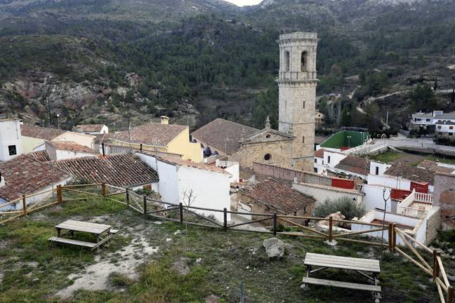 Andilla. En uno de los confines de la provincia de Valencianos, cerca del límite con Teruel, se encuentra Andilla, lindando con La Cervera (Abejuela, Teruel) y Sacañet, en la comarca castellonense del Alto Palancia. En plena Serranía, y junto a las aldeas de la Pobleta, Artaj y Osset, Andilla cuenta pedazos de la prehistoria, y de la historia, de los íberos, a los romanos y de allí a la Edad Media y la Guerra Civil española. Y muy cerca, hay encantos en La Yesa, Tuéjar, Aras de los Olmos, Chelva...