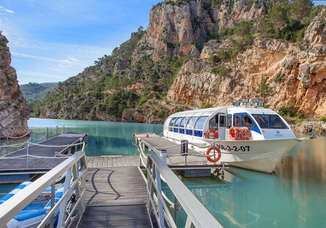 Cofrentes. Entre ríos y montañas emerge Cofrentes. Además del propio balneario, las cosas que hacer (sin estrés) son variadas: desde alquilar una bicicleta y recorrer sus senderos a disfrutar del silencio jugando al golf entre pinos y recorrer los cañones del río Júcar en el Crucero Fluvial.