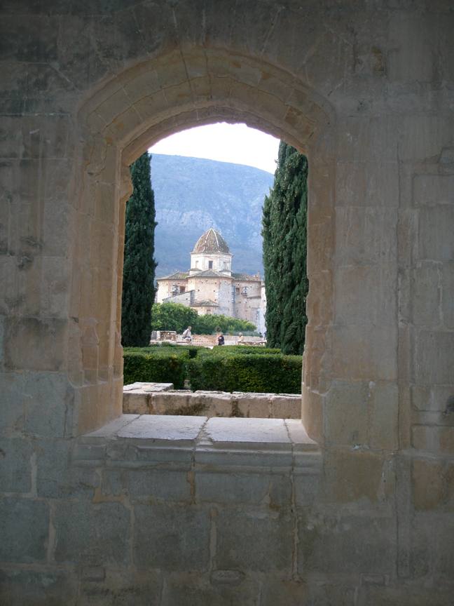 La ruta de los Borja incluye numerosos destinos como l'ALqueria del Duc, Alfauir, Simat de la Valldigna (como el monasterio de la imagen), además de Canals, Xàtiva. Llombai y Gandia.