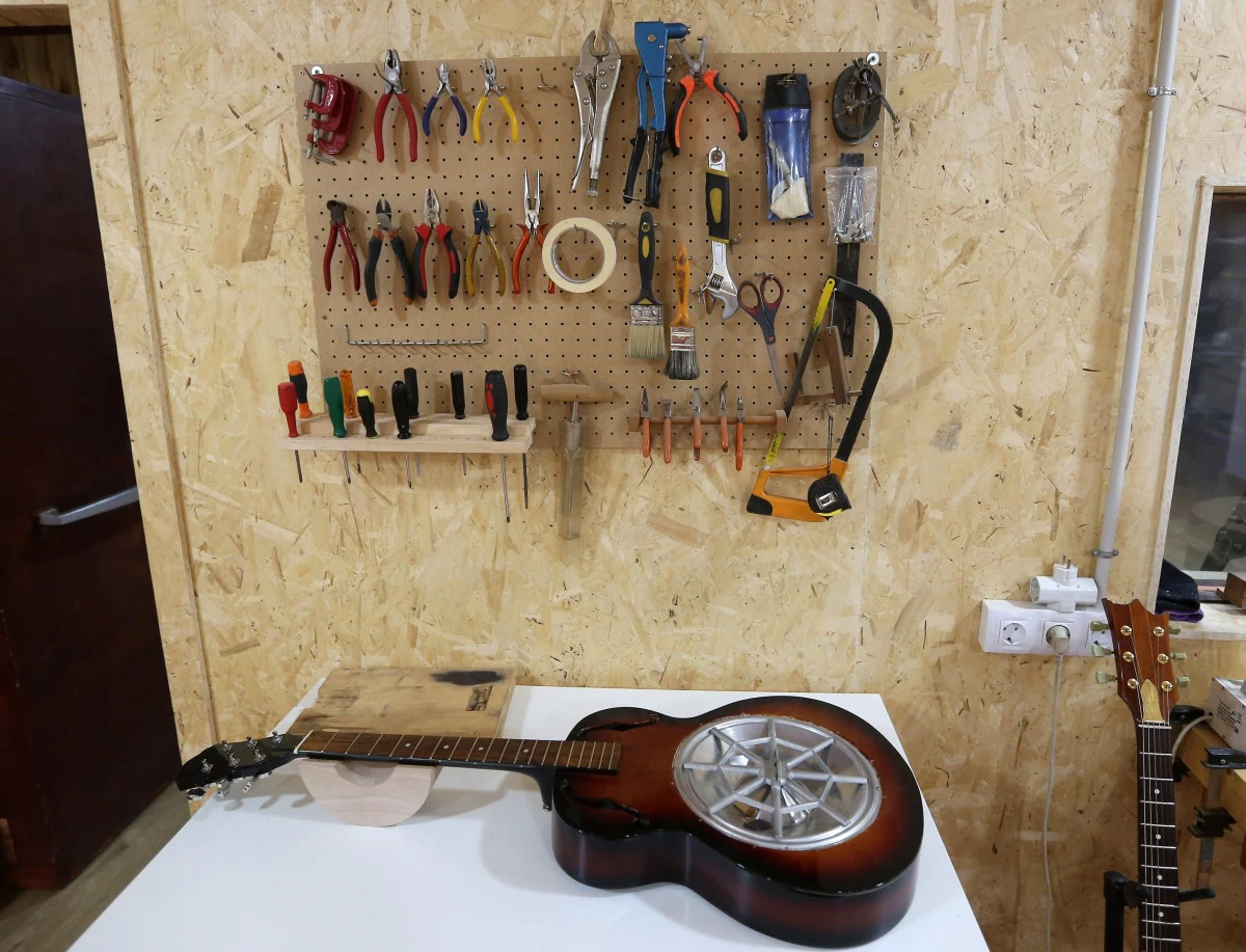 Naza Gadán mantiene el legado de Musical Gaspar, tres generaciones de luthieres que han dedicado su vida a la crear piezas únicas desde su taller.