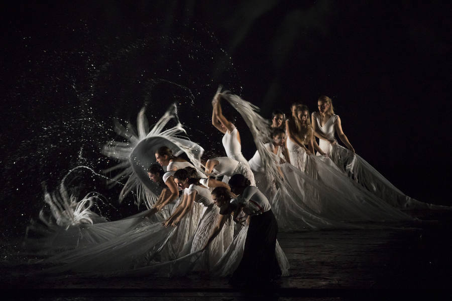 El Palau de Les Arts homenajea al compositor Manuel de Falla y a la figura de la mujer con esta fusión entre el flamenco y una puesta en escena tecnológica, un ballet bajo la firma de Carlus Padrissa.