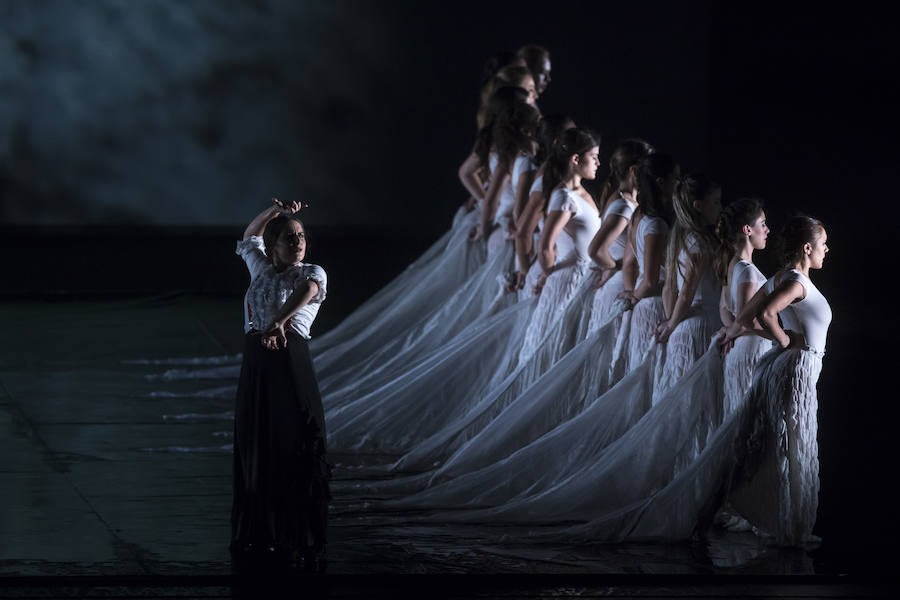 El Palau de Les Arts homenajea al compositor Manuel de Falla y a la figura de la mujer con esta fusión entre el flamenco y una puesta en escena tecnológica, un ballet bajo la firma de Carlus Padrissa.