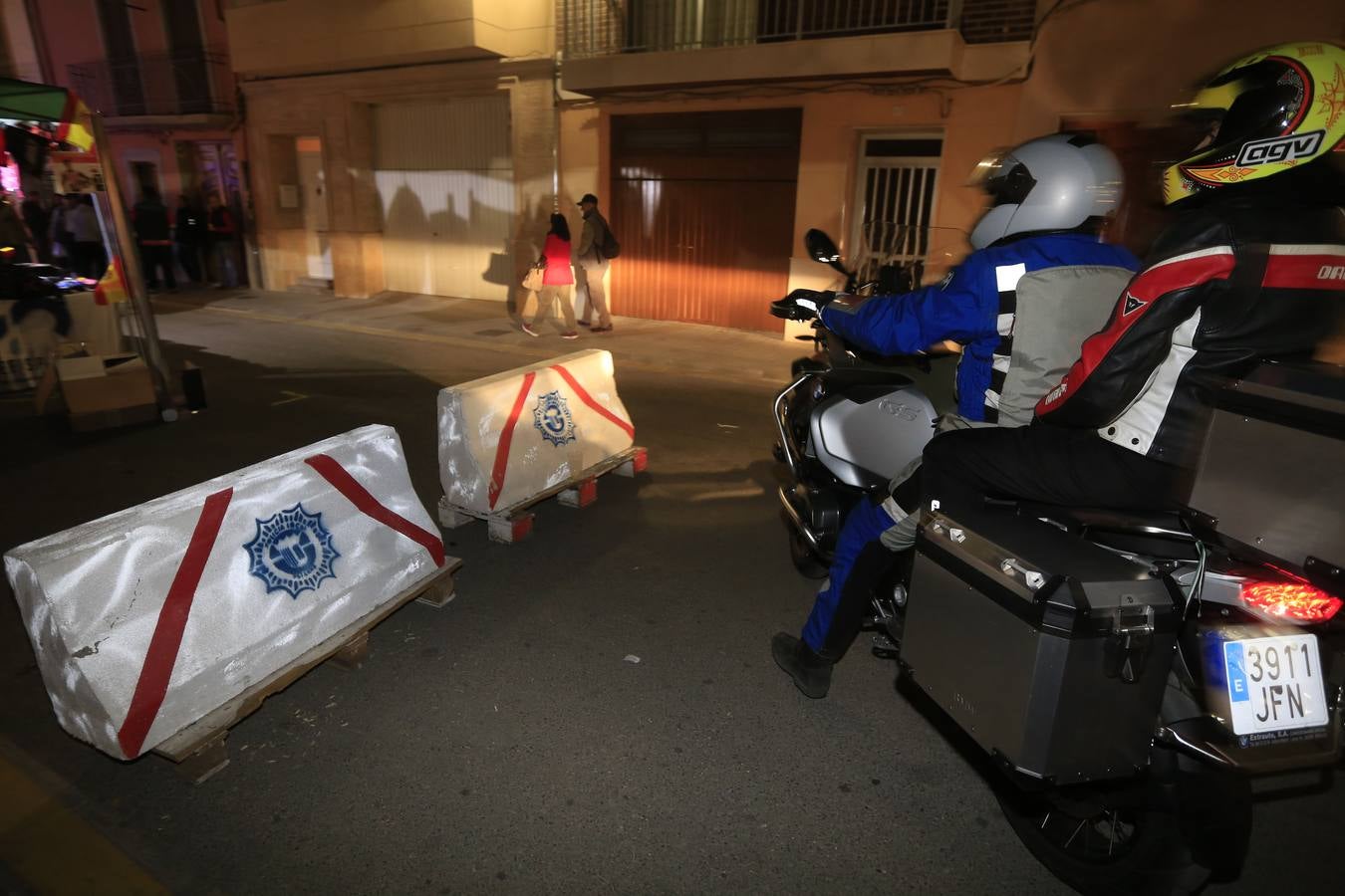 Miles de personas disfrutan ya desde el viernes del ambiente del motociclismo en Cheste. Puestos de comida y zonas de entretenimiento llenan las calles del pueblo.