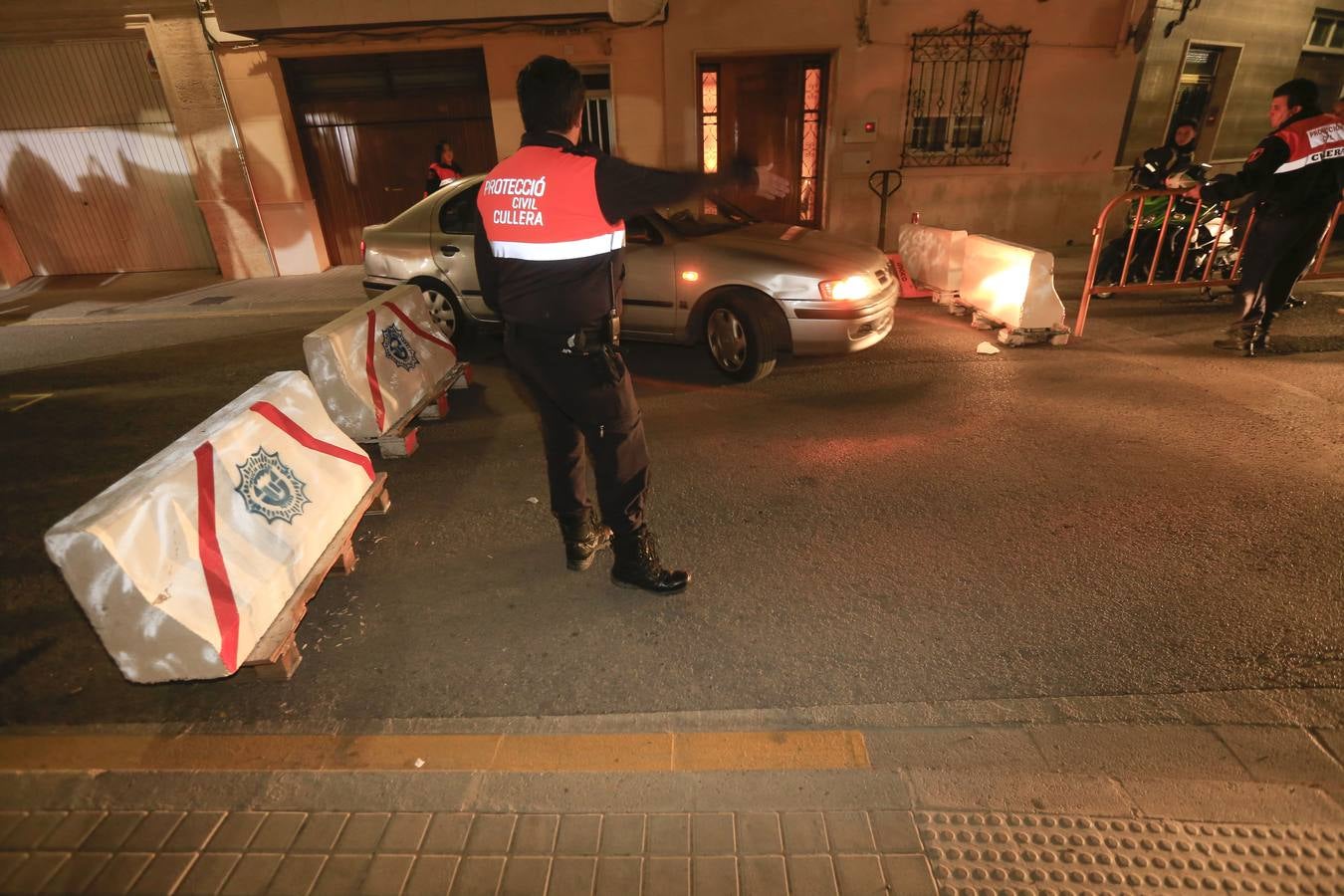 Miles de personas disfrutan ya desde el viernes del ambiente del motociclismo en Cheste. Puestos de comida y zonas de entretenimiento llenan las calles del pueblo.