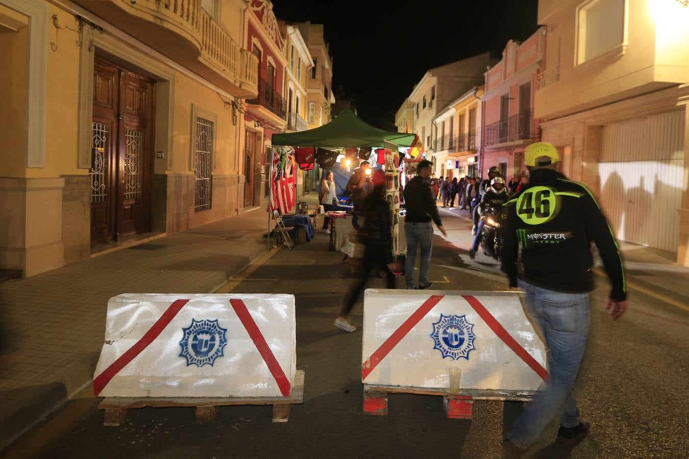 Miles de personas disfrutan ya desde el viernes del ambiente del motociclismo en Cheste. Puestos de comida y zonas de entretenimiento llenan las calles del pueblo.