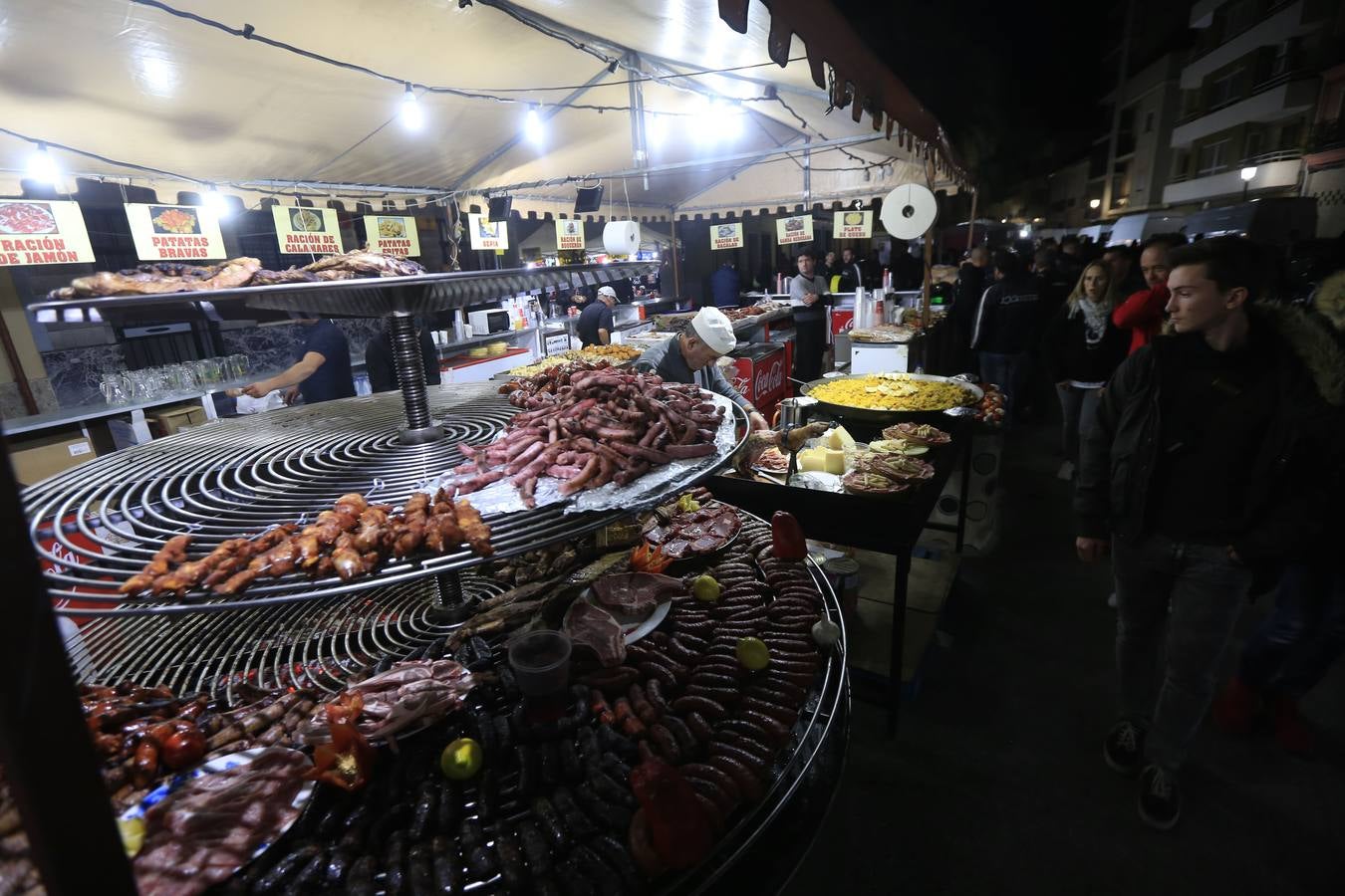 Miles de personas disfrutan ya desde el viernes del ambiente del motociclismo en Cheste. Puestos de comida y zonas de entretenimiento llenan las calles del pueblo.