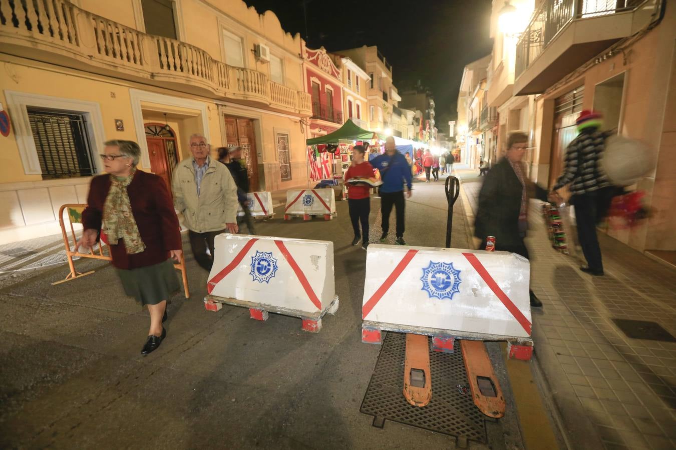 Miles de personas disfrutan ya desde el viernes del ambiente del motociclismo en Cheste. Puestos de comida y zonas de entretenimiento llenan las calles del pueblo.