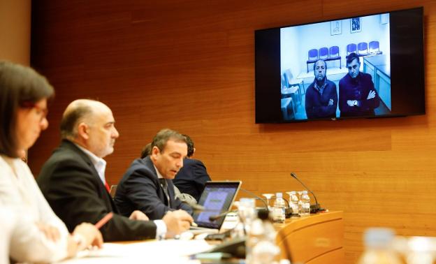 Pérez, junto a su abogado, declara por videoconferencia, ayer en Les Corts. 