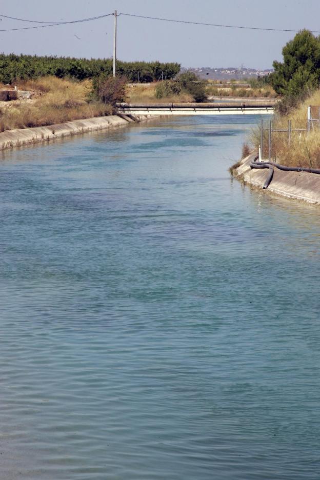 Canal Júcar-Turia, a su paso por Benimodo. 